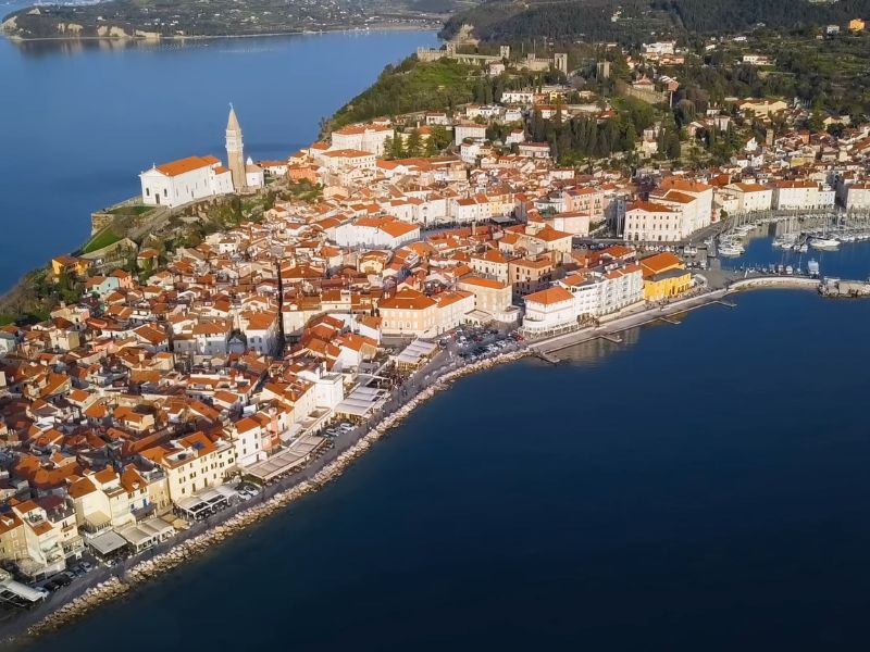 Na slici je Piran, slovenački primorski grad poznat po venecijanskoj arhitekturi i prelepom morskom okruženju.